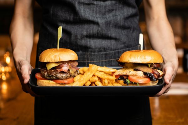 Découvrez la sélection gourmande de burgers et poutines à Côté Burger Annecy